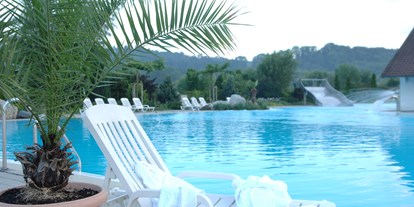 Reisemobilstellplatz - Umgebungsschwerpunkt: Fluss - Baden-Württemberg - Liegestühle am Pool dienen zur angenhemen Entspannung.
Pool ist geöffnet von 9.00-21.00 Uhr - Romantik Stellplatz