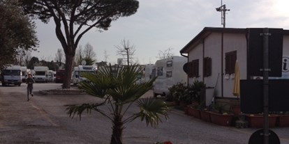 Motorhome parking space - öffentliche Verkehrsmittel - Italy - Area Camper