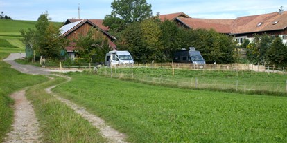 Reisemobilstellplatz - Art des Stellplatz: am Bauernhof - Region Allgäu - Blick von Osten auf den Stellplatz - Wohnmobilstellplatz Bergblick