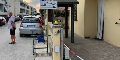 Motorhome parking space - Stromanschluss - Italy - Area Sosta Camper La Baia
