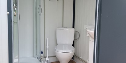 Reisemobilstellplatz - Detern - Sanitärcontainer von innen - WOMO  Westermoor