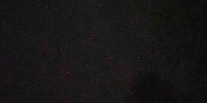 Motorhome parking space - Styria - Seiner geographischen Lage verdankt das Gesäuse seinen dunklen Sternenhimmel und auch auf diesem Stellplatz gibt es einen atemberaubenden Ausblick auf die Sterne in klaren Nächten - Moonlight Mountains