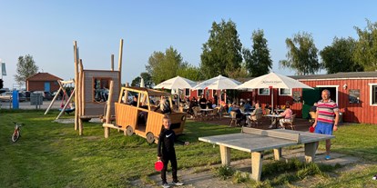 Reisemobilstellplatz - Frischwasserversorgung - Ostsee - Tischtennisspiel in der Abendsonne - ostseequelle.camp