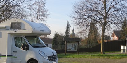 Motorhome parking space - Tennis - Lower Saxony - Der SP mit Info-Tafel - Wohnmobilstellplatz am Freibad in Bockenem