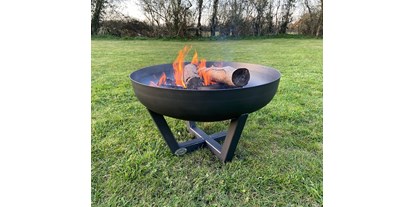 Reisemobilstellplatz - Spielplatz - Großbritannien - Campfires welcome. We can provide them for you with the wood to burn. - Bonchester Bridge Riverside Park