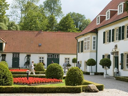 Reisemobilstellplatz - Stemwede - Haus des Gastes (ehemaliges Rittergut von 1558) mit historischem Kurpark - Stellplatz am Bahnhof Bad Holzhausen
