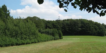 Reisemobilstellplatz - Melle (Landkreis Osnabrück) - Landschaft mit Aussichtsturm an der Wohnmobilstellplatzanlage. - Stellplatz am Aussichtsturm