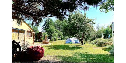 Reisemobilstellplatz - Wohnwagen erlaubt - Serbien - Inside yard (10 tent spaces) - CAMPSITE & Art space Zivotnica, Ort schöner Gedanken (Cyclo camp)