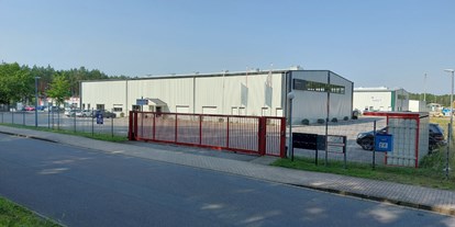 Reisemobilstellplatz - Parchim - Gewerbepark Zufahrt für eingezäunstes und überwachtes Gelaende  - Grossgaragen Dohlsche Tannen 