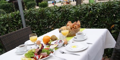 Reisemobilstellplatz - Umgebungsschwerpunkt: Therme(n) - Frühstück im Restaurant Piazza - Reisemobilhafen am Alfsee Center