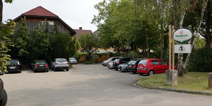 Reisemobilstellplatz - Hausruck - Einfahrt zu unserem Parkplatz - Gasthaus Wirt in Strass
