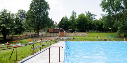 Reisemobilstellplatz - Wohnwagen erlaubt - Waltersdorf (Landkreis Görlitz) - Stellplatz bei Waldcamp mit Bistro und Schwimmbad