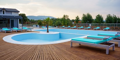 Reisemobilstellplatz - Frischwasserversorgung - Griechenland - swimming pool - Ioannina Camping Glamping