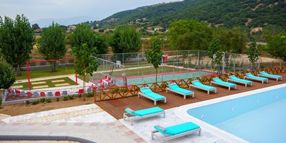 Reisemobilstellplatz - Umgebungsschwerpunkt: Berg - Griechenland - Swimming pool
Basketball Court
Mini Summer Cinema - Ioannina Camping Glamping