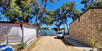 Motorhome parking space - WLAN: am ganzen Platz vorhanden - Zadar - Campingplatz Pašman****