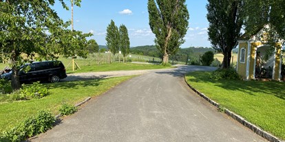 Motorhome parking space - Kirchbach in Steiermark - Unser Stellplatz aus Richtung unseres Hofes

Wir weisen Sie mit Ihrem Fahrzeug ein! - Beim Alten Kastanienbaum