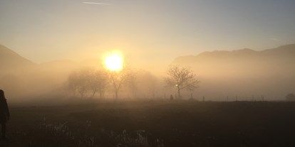 Reisemobilstellplatz - Umgebungsschwerpunkt: See - Kärnten - Idyllischer Sonnenuntergang im Herbst - Bauernhof Sorger