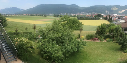 Reisemobilstellplatz - Art des Stellplatz: ausgewiesener Parkplatz - Sumiswald - Aussicht im Garten hinter dem Haus, Stellplatz ist vor dem Haus - Idylle im Mittelland der Schweiz