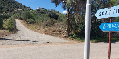 Reisemobilstellplatz - Sardinien - Einfahrt (für WOMOs bis zu 7.5m geeignet) - Piuma Campsite & More