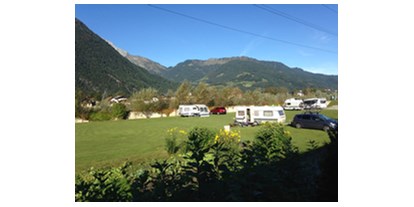 Motorhome parking space - Stromanschluss - Austria - Blick auf Campingplatz und Gebirge - Camping Martina