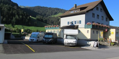 Reisemobilstellplatz - Wintercamping - Schweiz - Neue Stellplätze von der Dorfstrasse aus , sehr ruhig und sonnig gelegen - Wohnmobil Stellplatz Post