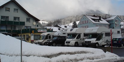 Reisemobilstellplatz - Wintercamping - Schweiz - Womo Stellplatz Hotel Post Winter - Wohnmobil Stellplatz Post