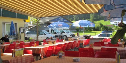 Reisemobilstellplatz - Tennis - Schweiz - Obere Womo Stellplatze von der Terrasse aus gesehen.
sehr sonnig  - Wohnmobil Stellplatz Post