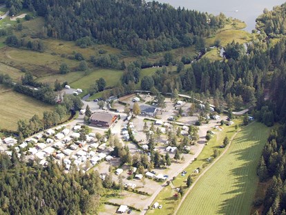 Reisemobilstellplatz - Umgebungsschwerpunkt: Berg - Baden-Württemberg - Luftaufnahme des Campingplatzes - Camping Bankenhof Hinterzarten am Titisee
