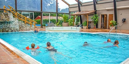 Reisemobilstellplatz - Himmelpforten - Direkt auf dem Gelände ist auch ein Schwimmbad mit Saunas und Außenbecken.  - Ferien- und Campingpark Geesthof