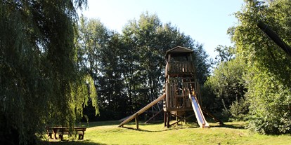 Reisemobilstellplatz - Hechthausen - Kleine Spielplätze verteilt auf dem Gelände. Mit Aussichtsturm und Piratenschiff.  - Ferien- und Campingpark Geesthof
