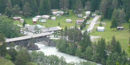Reisemobilstellplatz - Bademöglichkeit für Hunde - Graubünden - Camping von der Hauptstrasse im Sommer - Camping Sur En