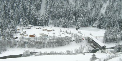 Reisemobilstellplatz - Umgebungsschwerpunkt: Fluss - Graubünden - Camping von der Hauptstrasse Nr..27 im Winter - Camping Sur En