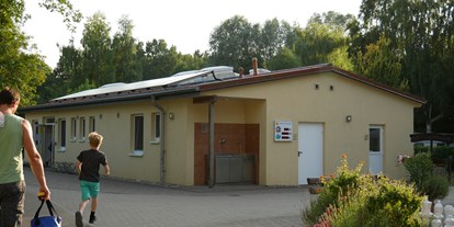 Reisemobilstellplatz - Stromanschluss - Walow - Moderne Sanitäranlagen mit umweltfreundlicher Solaranlage  - Wohnmobilstellplatz am Campingpark Zuruf