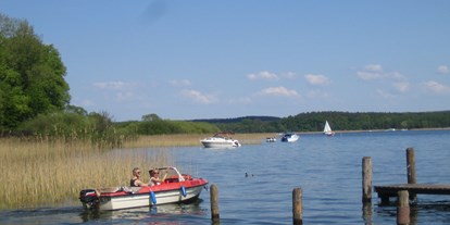 Motorhome parking space - Plau am See - Bootsausflüge auf dem Plauer See sind ein gern genutztes Urlaubsvergnügen. - Wohnmobilstellplatz am Campingpark Zuruf