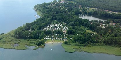 Reisemobilstellplatz - Duschen - Walow - Die Luftaufnahme zeigt die idyllische Lage des Campingparks inmitten von Natur und Wasser. - Wohnmobilstellplatz am Campingpark Zuruf