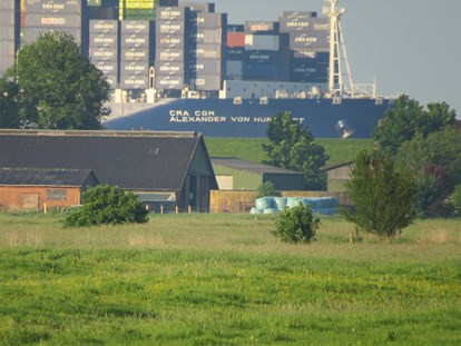Reisemobilstellplatz - Umgebungsschwerpunkt: Fluss - Nordsee-Elbe-Weser - 400m-Schiff auf der Elbe - Stellplatz am Elbdeich