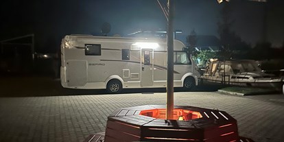 Motorhome parking space - Angelmöglichkeit - Friesland - Camperplaats Leeuwarden nacht  - Camperplaats Leeuwarden 