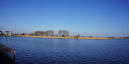 Motorhome parking space - Umgebungsschwerpunkt: Fluss - Friesland - nach dem Stellplatz.  - Camperplaats Leeuwarden 