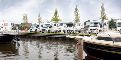 Motorhome parking space - Stromanschluss - Friesland - Camperplaats Leeuwarden am wasser - Camperplaats Leeuwarden 