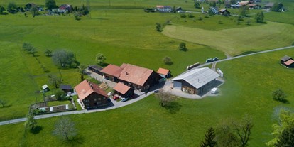 Reisemobilstellplatz - WLAN: am ganzen Platz vorhanden - Adliswil - Unser Bauernhof in idyllischer Landschaft - Bauernhof Uf Rüti