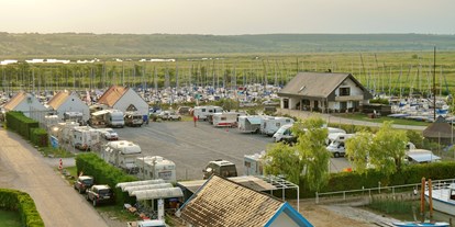 Motorhome parking space - Stromanschluss - Austria - Stellplatz von der Terrasse des Seefestspielgeländes - CamÖ Camping Mörbisch am Neusiedlersee