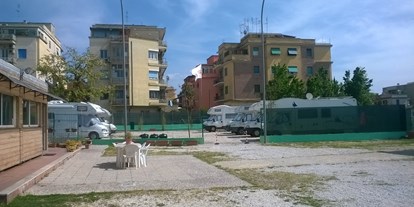 Motorhome parking space - Art des Stellplatz: vor Campingplatz - Italy - Area Sosta Camper RomaE