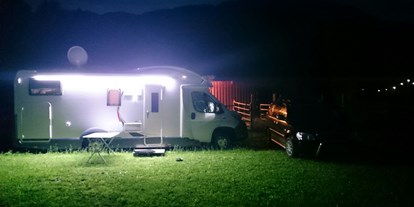 Motorhome parking space - Frischwasserversorgung - Tiroler Unterland - Stellplatz bei Nacht - KAISER.CAMP