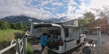 Reisemobilstellplatz - Art des Stellplatz: bei Gaststätte - Tirol - Stellplatz Biker-Ranch mit traumhaften Bergpanorama - KAISER.CAMP