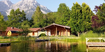 Reisemobilstellplatz - Skilift - Aschau im Chiemgau - Schwimmteich mit Kaiser im Hintergrund - KAISER.CAMP