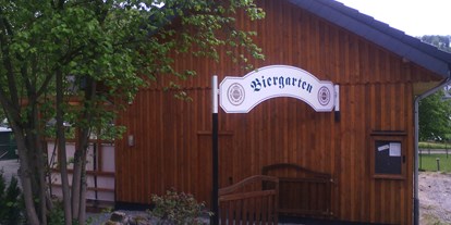 Reisemobilstellplatz - Umgebungsschwerpunkt: Stadt - Warstein - Eingang schönes Biergarten - Camping Susewind