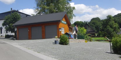Motorhome parking space - Duschen - Sauerland - Einfahrt nach Stellplatz - Camping Susewind