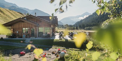 Reisemobilstellplatz - Umgebungsschwerpunkt: Berg - Graubünden - Restaurant des Camping Viva mit Spielplatz - Camping Viva