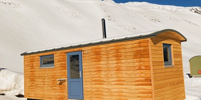 Reisemobilstellplatz - Umgebungsschwerpunkt: Berg - Graubünden - Tiny Home im Winter - Camping Viva