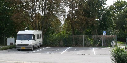 Reisemobilstellplatz - Umgebungsschwerpunkt: Therme(n) - Bayern - 4 Wohnmobilstellplätze mit Ent-und Versorgungsstation direkt auf dem Parkplatz der AQACUR Bade- und Saunawelt - Stellplatz AQACUR Badewelt